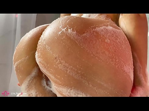 ❤️ Brunetka masturbuje kundičku s vibrátorom až do intenzívneho orgazmu v sprche ☑ Anal video na nás ❌️